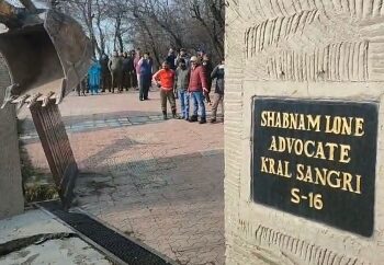 শ্রীনগরে পিপলস কনফারেন্স নেতার বোনের অবৈধ নির্মানে চললো বুলডোজার