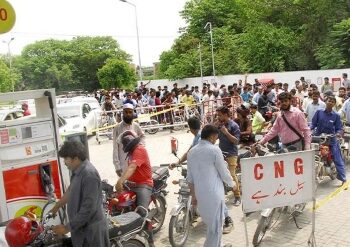 পাকিস্থানে জ্বালানী তেল শেষ, বহু পেট্রোল পাম্পে তেল শূন্য