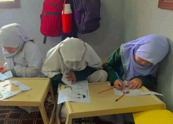 ছাত্রীদের হিজাব পরতে নিষেধ করায় গ্রেফতার মুসলিম শিক্ষক