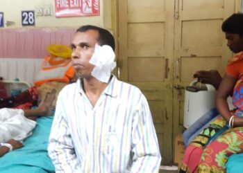 ভবঘুরে ‘কান সাফাইকারী’র কাছে কান পরিষ্কার করতে গিয়ে শ্রবণশক্তি হারানোর পথে কাটোয়ায় ব্যক্তি, রক্ত ক্ষরণ চাপা দিতে আঠা দিয়ে বুজিয়ে দেওয়া হয় কানের ছিদ্র