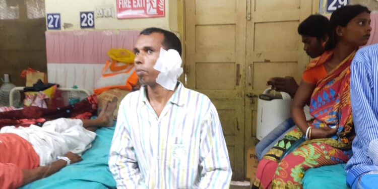 ভবঘুরে ‘কান সাফাইকারী’র কাছে কান পরিষ্কার করতে গিয়ে শ্রবণশক্তি হারানোর পথে কাটোয়ায় ব্যক্তি, রক্ত ক্ষরণ চাপা দিতে আঠা দিয়ে বুজিয়ে দেওয়া হয় কানের ছিদ্র