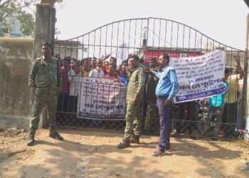 জমির রেকর্ড সংশোধন নিয়ে হয়রানির অভিযোগে মঙ্গলকোটের ভূমি সংস্কার অফিসে তুমুল বিক্ষোভ