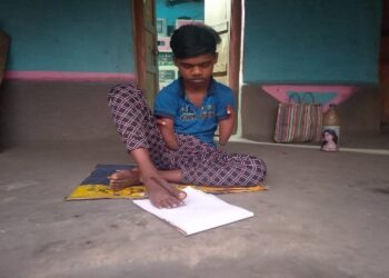 মাধ্যমিকের উত্তরপত্র পা দিয়ে লিখে নজর কাড়লো জগন্নাথ