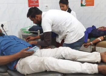 বর্ধমানে স্বেচ্ছাসেবী সংস্থার উদ্যোগে রক্তদান শিবির