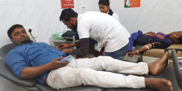 বর্ধমানে স্বেচ্ছাসেবী সংস্থার উদ্যোগে রক্তদান শিবির