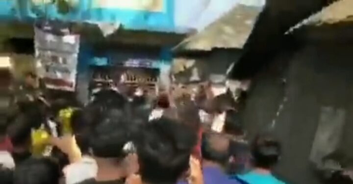 ধর্মনিন্দার অভিযোগে বাংলাদেশের হিন্দু স্কুল শিক্ষকের বাড়িতে জিহাদি হামলা