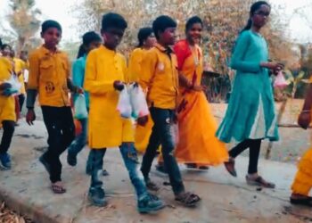 দোল উৎসবে মেতে উঠল বর্ধমানের মাধবডিহির প্রত্যন্ত গ্রাম