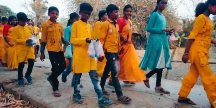 দোল উৎসবে মেতে উঠল বর্ধমানের মাধবডিহির প্রত্যন্ত গ্রাম