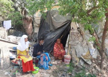 আমফান ঝড়ে গৃহহারা হয়ে যাওয়া ছাত্রী উচ্চ মাধ্যমিক পরীক্ষার পড়াশুনা করছে গাছের নিচের ঝুপড়িতে