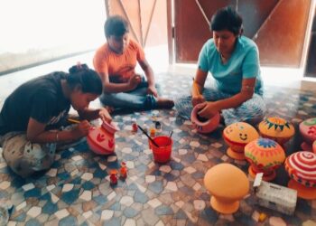 দোল উৎসবের প্রস্তুতি নিতে শুরু করেছে গুসকরার কচিকাঁচারা