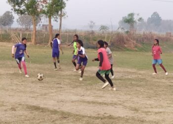 বড় ফুটবলার হওয়ার স্বপ্নে মশগুল মঙ্গলকোটের গণপুরের কিশোরীর দল