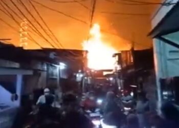 ইন্দোনেশিয়ায় তেলের ডিপোতে অগ্নিকাণ্ডে ২ শিশুসহ ১৭ জনের মৃত্যু