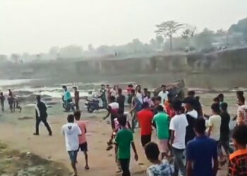 মালিকের নির্দেশে শিলিগুড়ির বালাসন নদীতে বালি তুলতে গিয়ে ধস চাপা পড়ে মৃত দুই নাবালকসহ ৩