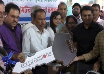 ধর্মনিন্দার নামে জুতোর মালা পড়ানো হিন্দু শিক্ষককে বাইক কিনে দিলেন নাট্যকার রামেন্দু মজুমদারের জামাতা সৈয়দ আপন আহসান