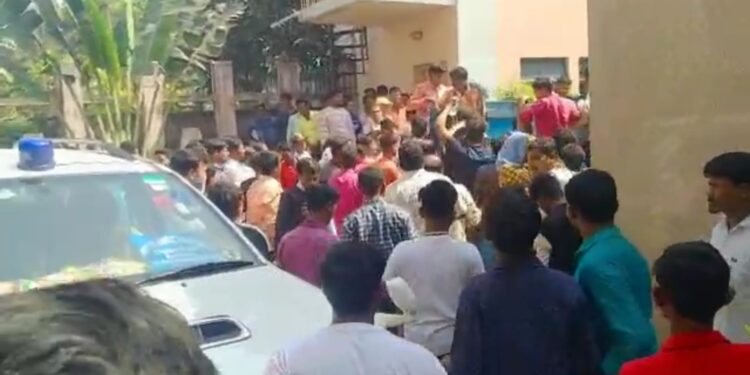 তৃণমূল কংগ্রেসের সংখ্যালঘু সেলের কর্মসূচীতে টিফিনের প্যাকেট নিয়ে হাতাহাতি