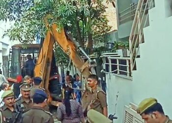 মাফিয়া আতিক আহমেদের স্ত্রীর আশ্রয় নেওয়া বাড়িতে চললো বুলডোজার