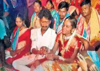 একসাথে দুই প্রেমিকাকে বিয়ে করলেন তেলেঙ্গানার যুবক