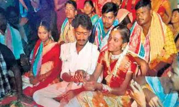 একসাথে দুই প্রেমিকাকে বিয়ে করলেন তেলেঙ্গানার যুবক