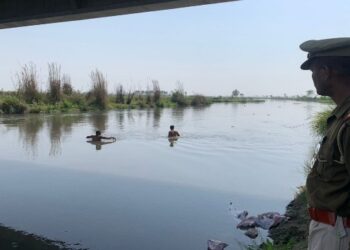 প্রতিবেশী যুবকের সঙ্গে কথা বলার অপরাধে কিশোরীকে খুন করে লাশ নদীতে ফেলে দিল বাবা ও দাদা