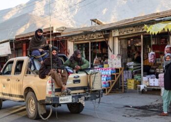 রিকশা চুরির অভিযোগে ৪ ব্যক্তিকে মহিলাদের পোশাক পরিয়ে প্রকাশ্যে নাচতে বাধ্য করল তালিবান জঙ্গিরা