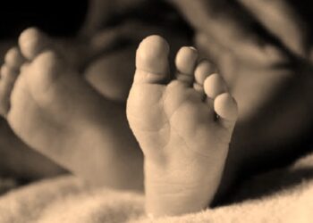 অভিযানের সময় ৪ দিনের শিশুকে পা দিয়ে পিষে মারার অভিযোগ ঝাড়খণ্ডের গিরিডির পুলিশের বিরুদ্ধে