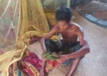 স্বামীকে শিকলে বেঁধে স্ত্রীকে গনধর্ষণ করল ৯ ব্যক্তি