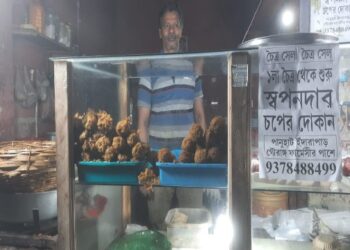 কাটোয়ায় আলুর চপে ‘চৈত্র সেল’, ৬ টাকার চপ মিলছে ৪ টাকায়