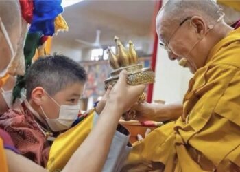 মার্কিন বংশভূত মঙ্গোলিয়ান কিশোরকে তিব্বতীয় বৌদ্ধ ধর্মের তৃতীয় সবচেয়ে গুরুত্বপূর্ণ আধ্যাত্মিক নেতা ঘোষণা করলেন দলাই লামা