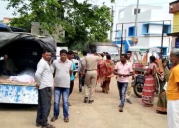 মায়ের জন্য মাঠে শাক তুলতে গিয়ে ছিঁড়ে পড়ে থাকা বিদ্যুৎবাহী তারে বিদ্যুৎস্পৃষ্ট হয়ে যুবকের মৃত্যু