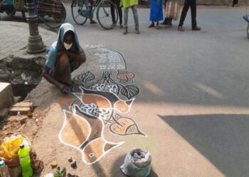 কাটোয়ার রাস্তায় আপন মনে ছবি এঁকে চলেছেন ভবঘুরে প্রৌঢ় শিল্পী