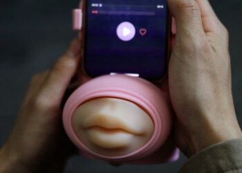 সঙ্গীর অভাব দূর করতে চুম্বনের মেশিন আবিষ্কার করল চীনা কোম্পানী