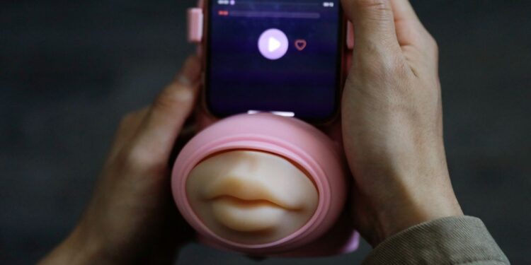 সঙ্গীর অভাব দূর করতে চুম্বনের মেশিন আবিষ্কার করল চীনা কোম্পানী