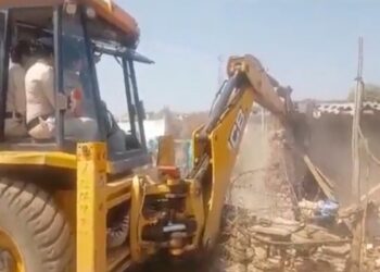 ভোপালে গণধর্ষণ অভিযুক্তের বাড়ি বুলডোজার দিয়ে ভাঙলেন খোদ মহিলা পুলিশ অফিসার