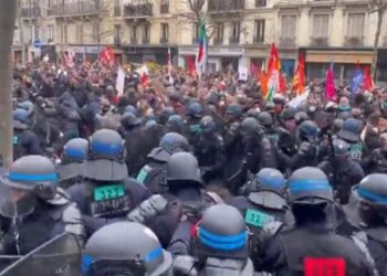 প্যারিসে পুলিশ-জনতার ব্যাপক সংঘর্ষ, অবসরের বয়সসীমা ২ বছর বাড়ানোয় ক্ষোভ