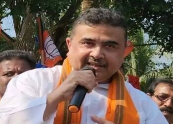 স্কুল পড়ুয়াদের পোশাকের মাপ নেওয়ার সরকারি সিদ্ধান্তকে “লোক দেখানো” বলে কটাক্ষ শুভেন্দুর