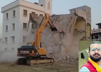 মাফিয়া মুখতার আনসারির ছেলেদের বাড়ি বুলডোজার দিয়ে গুঁড়িয়ে দিল যোগী প্রশাসন