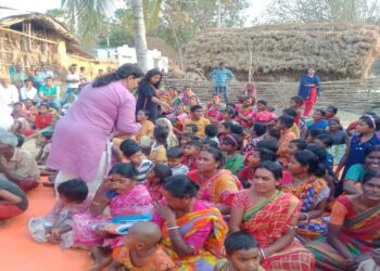 দুঃস্থদের দিকে সহযোগিতার হাত বাড়িয়ে দিল আউশগ্রামের স্বেচ্ছাসেবী সংস্থা
