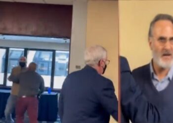 কাশ্মীর নিয়ে আলোচনায় বাধা দেওয়ায় ৬ বিচ্ছিন্নতাবাদীকে ওয়াশিংটনের জাতীয় প্রেস ক্লাব থেকে বের করে দেওয়া হল