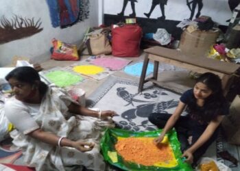 ভেষজ আবির তৈরিতে ব্যস্ত ‘আমরা মানবিক’