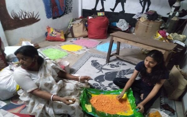 ভেষজ আবির তৈরিতে ব্যস্ত ‘আমরা মানবিক’