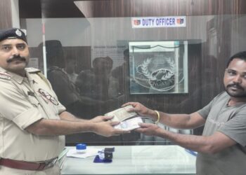 সিসিটিভির সাহায্যে রাস্তায় পড়ে যাওয়া ২০ হাজার টাকা উদ্ধার করতে সক্ষম হল কাটোয়া থানার পুলিশ