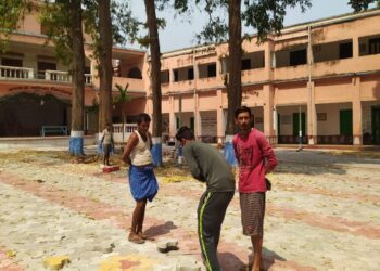 গুসকরা বালিকা বিদ্যালয় প্রাঙ্গন পাথর দিয়ে বাঁধাতে উদ্যোগী হলেন ব্যবসায়ী ‘রাজুবাবু’
