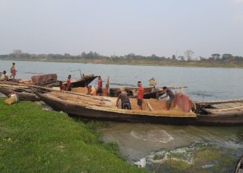 দামোদরে বালি লুট রুখে দিল গ্রামবাসী, পালটা তোলা চাওয়ার অভিযোগ খাদান মালিকের