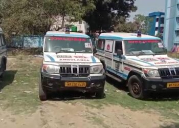 চালক ও টেকনিশিয়ানদের আন্দোলনের জেরে পূর্ব বর্ধমান জেলায় স্তব্ধ হয়ে রয়েছে ১০২ অ্যাম্বুলেন্স পরিষেবা