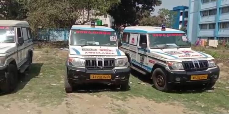 চালক ও টেকনিশিয়ানদের আন্দোলনের জেরে পূর্ব বর্ধমান জেলায় স্তব্ধ হয়ে রয়েছে ১০২ অ্যাম্বুলেন্স পরিষেবা
