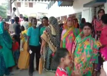 ক্ষুব্ধ অভিভাবকদের রুদ্র মূর্তি দেখেই স্কুল ছেড়ে পগার পাড় শিক্ষিকা, কারণ জানলে চমকে উঠবেন