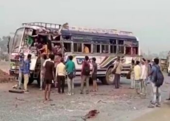 দাঁড়িয়ে থাকা ডাম্পারের পিছনে যাত্রীবাহী বাসের ধাক্কা, আহত ১২