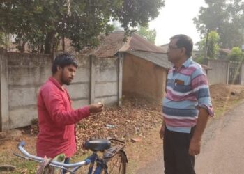 ভাতারে সংবাদপত্র বিক্রেতার কাগজের বাণ্ডিল নিয়ে চম্পট দিল মানসিক ভারসাম্যহীন যুবক