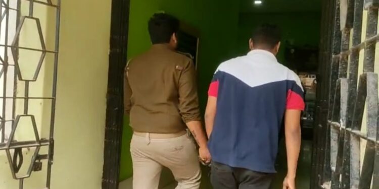 মোবাইলের টাওয়ার বসানোর টোপ দিয়ে ২ লক্ষাধিক টাকা প্রতারণার অভিযোগ ধৃত কলকাতার যুবক