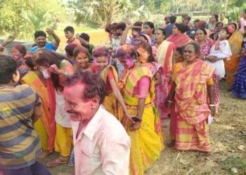 ‘আনন্দমঠ’ আশ্রমে দোল উৎসবে মেতে উঠল গণপুরবাসীরা